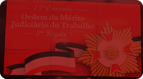 Descrição: Gif animado com várias fotos do evento descrito no texto. O auditório está lotado e a mesa preenchida por convidados(as) e representantes institucionais. Destaque para o desembargador-presidente do tribunal, Valdir Florindo; e para o ministro de Estado e Justiça e Segurança Pública, Ricardo Lewandowski, que recebeu a comenda no grau Grã-Cruz. Dentre as imagens, uma mostra (em close) honrarias concedidas na ocasião.